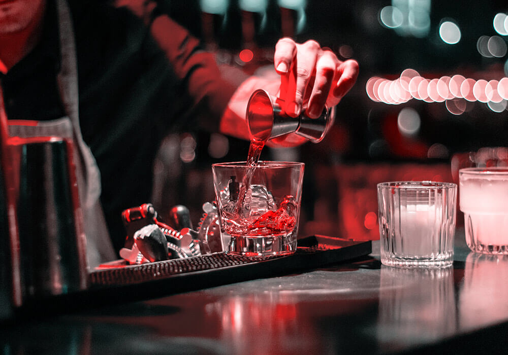 Mit einem attraktiven Escort Date leckere Drinks in stilvollen Bars genießen